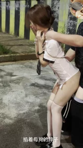 深夜带着老师马路中间露出